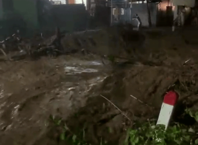 Nước lũ đục ngầu, chảy cuồn cuộn ở thị trấn biên giới Nghệ An