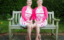 Cặp chị em sinh đôi luôn mặc trang phục giống nhau suốt hai thập kỷ
