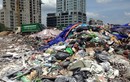 Hàng trăm tấn rác chất thành “núi” giữa thủ đô Hà Nội