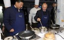 Tổng thống Putin mang tạp dề làm bánh kếp mời Ông Tập Cận Bình