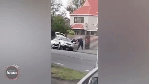 Video: Cảnh sát New Zealand lôi nghi phạm xả súng ra khỏi xe hơi