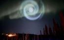 Giải mã xoắn ốc màu xanh kỳ quái xuất hiện trên bầu trời Alaska