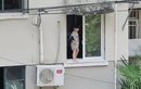 Video: Hãi hùng cảnh cậu bé đứng bấp bênh bên mép cửa sổ chung cư