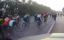 Video: Hú vía trước đoàn xe đạp dàn hàng ngang trên đại lộ Võ Nguyên Giáp