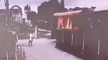Video: Khoảnh khắc ô tô băng qua đường ray bị tàu hỏa cán nát