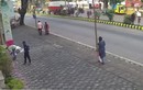 Video: Ô tô bất ngờ lao lên vỉa hè, tông trúng 5 người đi bộ