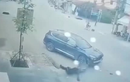 Video: Tài xế vội vàng, ô tô Santafe lao đầu vào xe container đang chạy