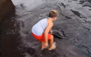 Quái ngư xuất hiện dưới nước, bé 8 tuổi hành động bất ngờ 