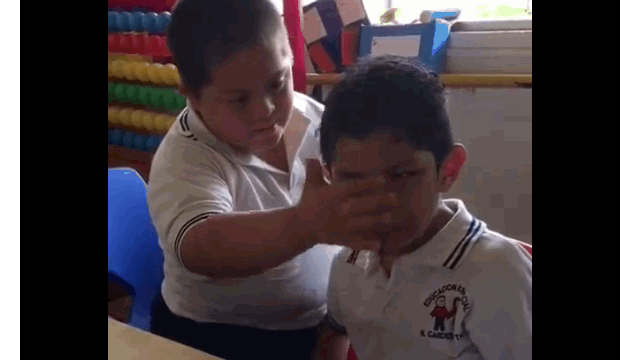 Video: Rơi nước mắt cảnh cậu bé bị Down an ủi bạn tự kỷ