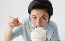 Những sai lầm khi ăn cơm gây hại sức khỏe khủng khiếp
