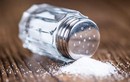 Thói quen thêm muối vào món ăn làm giảm tuổi thọ