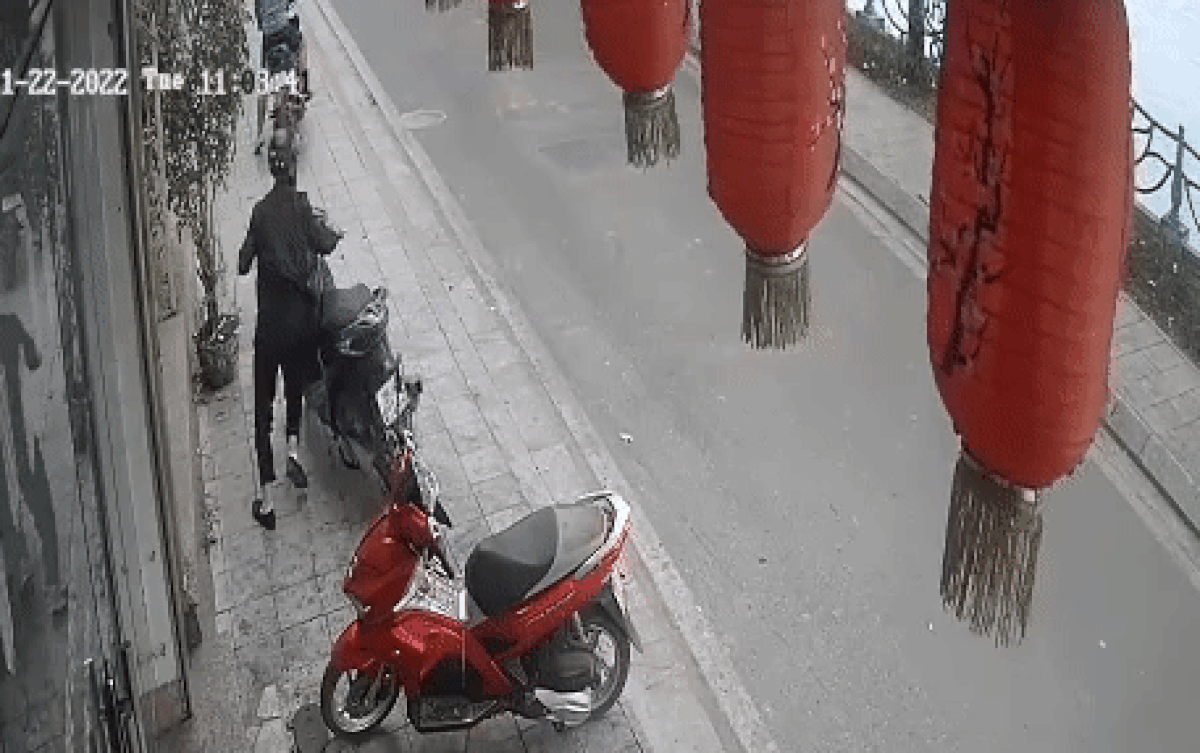 Trộm dắt trộm xe máy SH trong tích tắc ở Hà Nội
