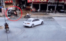 Video: Hai ôtô va chạm, người phụ nữ thoát chết trong gang tấc