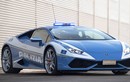 Cảnh sát Italia dùng siêu xe để chuyển món quà Giáng sinh
