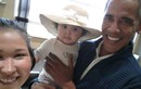 Cựu tổng thống Obama lại "trổ tài" bế trẻ con