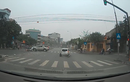 Video: Kinh hoàng xe “điên” húc bay ô tô dừng đèn đỏ ở Hải Dương