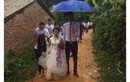Chú rể Phú Thọ khó hôn cô dâu trong đám cưới vì chênh nhau 50 cm