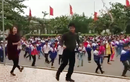 Video: Trường quê tập thể dục bằng điệu nhạc Disco đã mắt