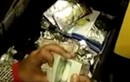 Video: Bắt quả tang nữ tiếp viên Ấn Độ mang nửa triệu USD trên máy bay
