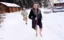 Video: Trời -10 độ, hai cô gái xinh mặc bikini "lôi" nhau ra ngoài tắm tuyết