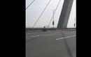 Video: Nữ sinh không đội mũ bảo hiểm phóng ngược chiều trên cầu Nhật Tân