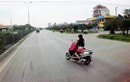 Video: Ninja Lead vừa chở con nhỏ vừa cởi áo mưa khiến tài xế đứng tim