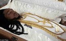 Triệu phú đeo trang sức 100.000 USD, hỏa táng trong quan tài bằng vàng