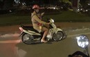Video: Mẹ địu con trước ngực vừa chạy xe máy vừa dùng điện thoại