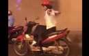 Video: Người phụ nữ đi xe máy thả 2 tay trong hầm Kim Liên