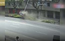 Video: Ô tô lộn trên dải phân cách, san phẳng cột đèn vì tài xế say