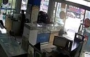 Video: Xe tải lao thẳng qua kính vào cửa hàng, kinh ngạc khi thấy kẻ lái xe