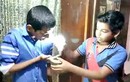 Video: "Dị nhân" 9 tuổi thắp sáng bóng đèn LED bằng tay không