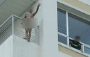 Thanh niên "ngáo đá" khỏa thân ngoài lan can tầng 10 bệnh viện