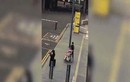 Video người đàn ông đưa búp bê tình dục dạo phố ở Anh