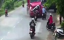 Video: Kinh hoàng xe container “điên” tông người văng tứ tung