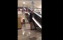 Video: Nghịch dại đu tay lên thang cuốn, gái trẻ nhận trái đắng