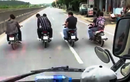 Video: 4 xe máy dàn hàng ngang "trêu ngươi" ô tô trên quốc lộ