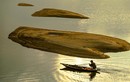 Hạn hán hồ Phú Ninh, ngư dân lội bộ thả lưới bắt cá