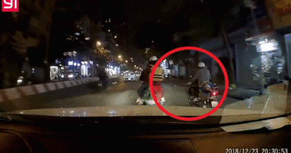 Đứa trẻ ngồi sau xe máy ngã ra khiến người đi đường “tá hỏa”