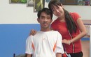 Thầy giáo Thanh Hóa khóc khi được vợ đẩy xe lăn vào hôn trường