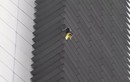Video: Hãi hùng "người nhện" tay không leo tòa nhà 43 tầng