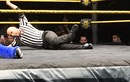 Trọng tài WWE gãy chân vẫn cố gắng hoàn thành trận đấu