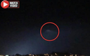 Video: UFO to hơn cả sân bóng đá rọi sáng trời đêm