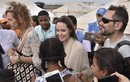 Angelina Jolie hành động sốc khi đi cùng các con