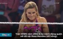 Video: Nữ đô vật WWE khóc trên sàn đấu vì bị đối thủ tụt quần