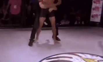 Video: Trọng tài nổi nóng tấn công võ sĩ vì không chịu nghe lời