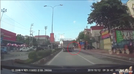 Video: Khoảnh khắc người đàn ông thoát chết thần kỳ sau khi va chạm với xe tải