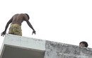 Video: Thanh niên ở TP.HCM có biểu hiện ngáo đá, leo nhà cố thủ nửa ngày