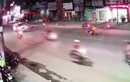 Video: Xe máy phóng tốc độ cao tông trực diện vào taxi khiến 3 người thương vong