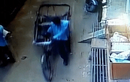 Video: Ngã từ tầng 2, cậu bé 3 tuổi thoát chết nhờ rơi vào xe kéo